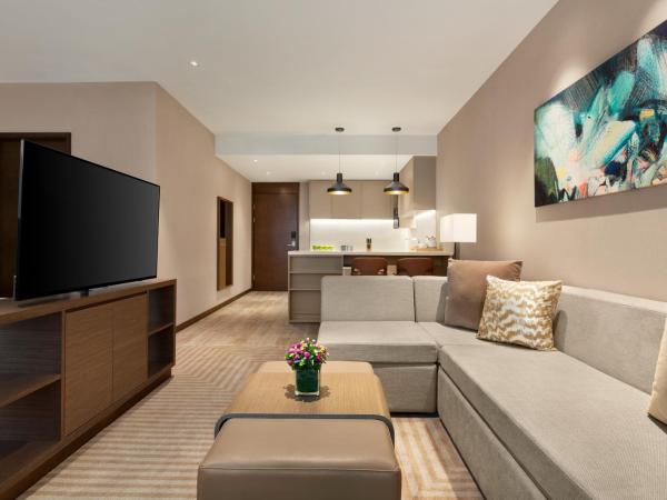 Hyatt House Chengdu Pebble Walk : photo 4 de la chambre king studio with sofa bed and kitchen