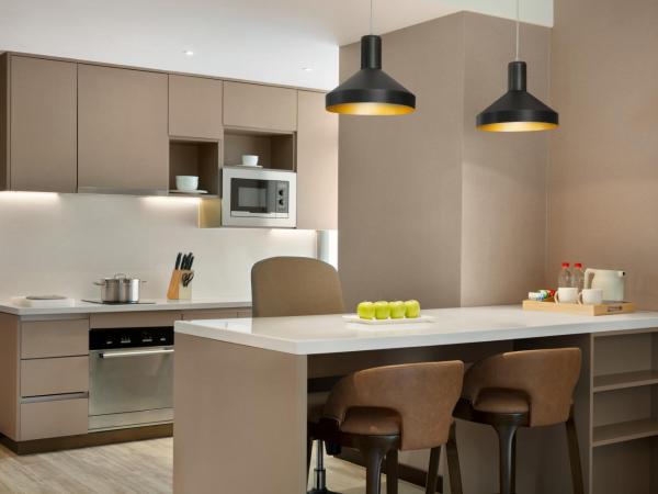 Hyatt House Chengdu Pebble Walk : photo 7 de la chambre king studio with sofa bed and kitchen