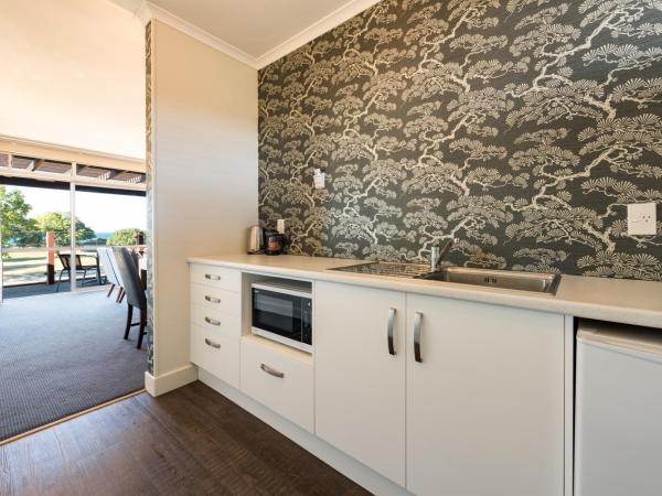 Suncourt Hotel & Conference Centre : photo 5 de la chambre executive two bedroom lakeview suite