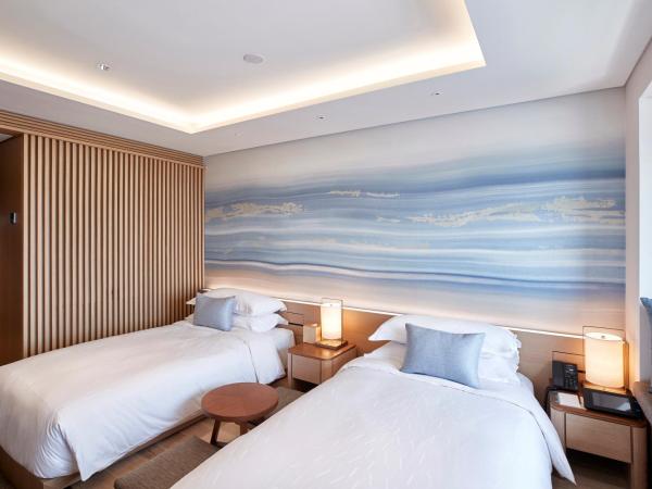 Grand Walkerhill Seoul : photo 4 de la chambre chambre lits jumeaux club avec avantages salon - vue sur montagne