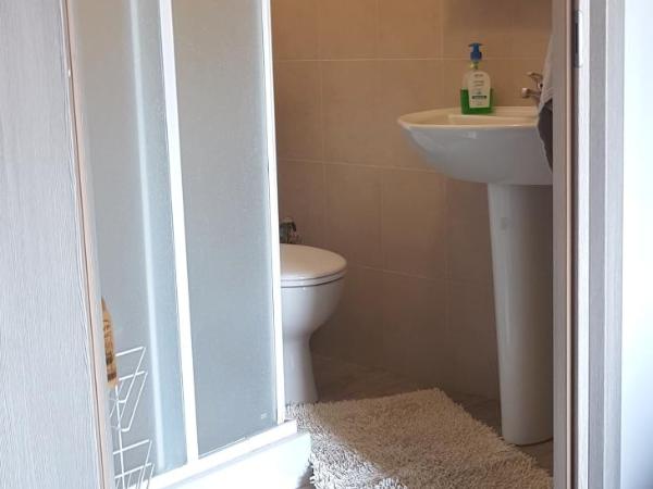 Alaska Rooms : photo 6 de la chambre chambre double avec salle de bains privative