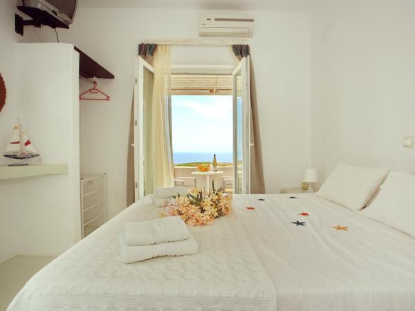Thea Luxury Resort : photo 1 de la chambre studio standard avec vue sur mer et piscine 