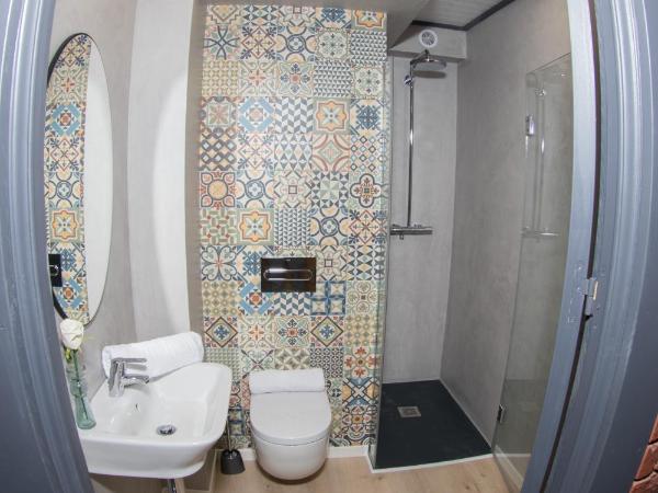 Hostal Erasmus by gaiarooms : photo 10 de la chambre chambre double avec salle de bains privative