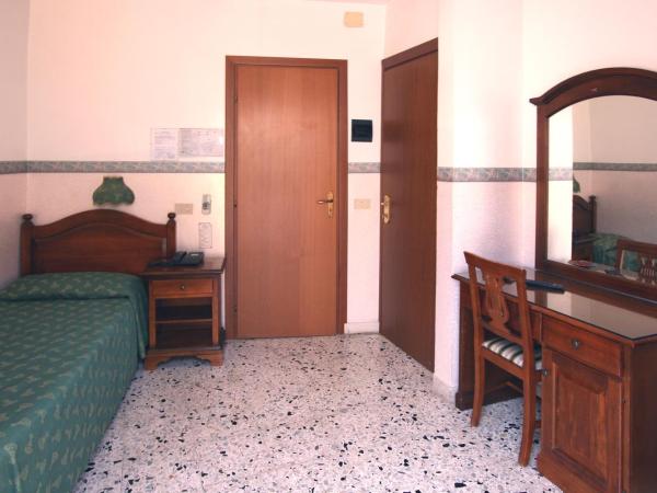 Hotel Cortese : photo 5 de la chambre chambre simple avec salle de bains privative