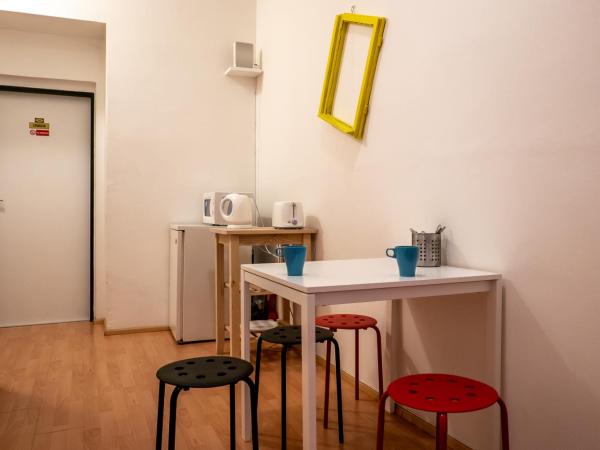 Clown and Bard Hostel : photo 4 de la chambre chambre triple avec salle de bains