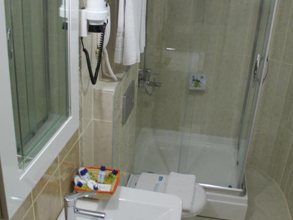 Olbia Hotel : photo 4 de la chambre chambre double ou lits jumeaux standard avec vue partielle sur mer
