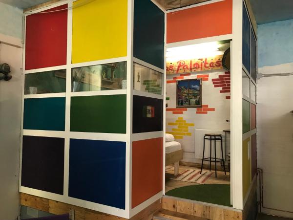 HafenTraum IndoorCampingHostel : photo 1 de la chambre chambre double avec salle de bains commune