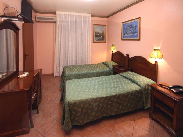 Hotel Cortese : photo 4 de la chambre chambre triple avec salle de bains privative