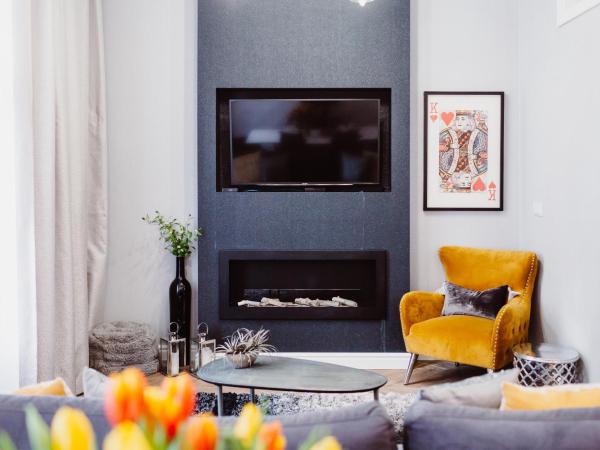 Z14 Boutique Residence - Krakow Old Town : photo 2 de la chambre suite 1 chambre deluxe avec lit king-size et climatisation