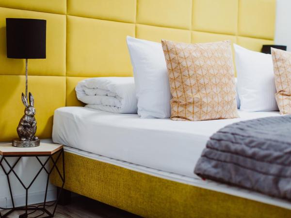 Z14 Boutique Residence - Krakow Old Town : photo 6 de la chambre suite deluxe avec lit king-size et climatisation