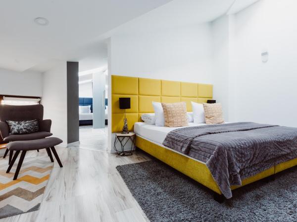 Z14 Boutique Residence - Krakow Old Town : photo 5 de la chambre suite deluxe avec lit king-size et climatisation