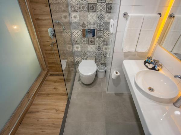 Le Bleu Hotel & Resort Kusadasi : photo 8 de la chambre chambre double ou lits jumeaux avec vue sur les terres