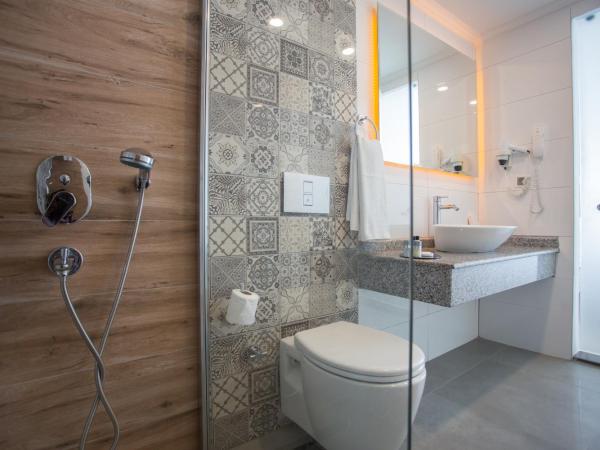 Le Bleu Hotel & Resort Kusadasi : photo 5 de la chambre chambre double ou lits jumeaux avec vue sur les terres