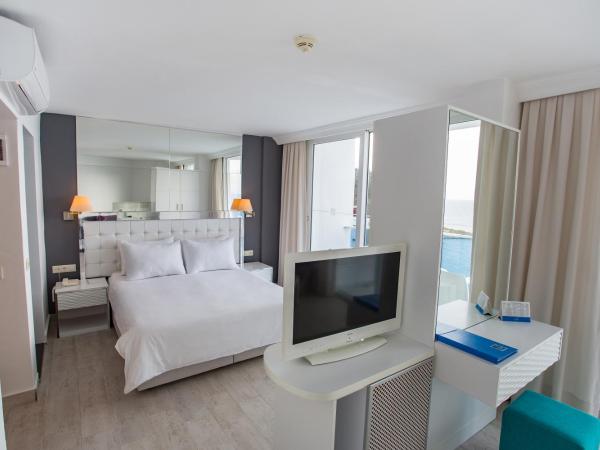 Le Bleu Hotel & Resort Kusadasi : photo 3 de la chambre suite junior 1 chambre - vue sur mer