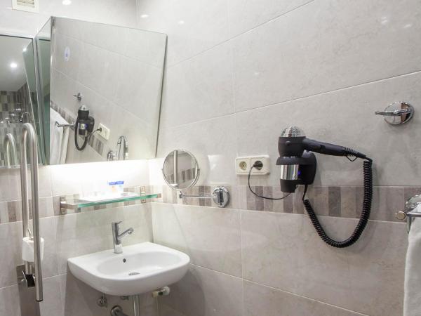 Hotel Albret : photo 2 de la chambre chambre double ou lits jumeaux - accessible aux personnes à mobilité réduite