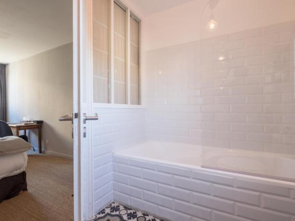 L'Île Ô Château : photo 4 de la chambre chambre double supérieure - vue sur château