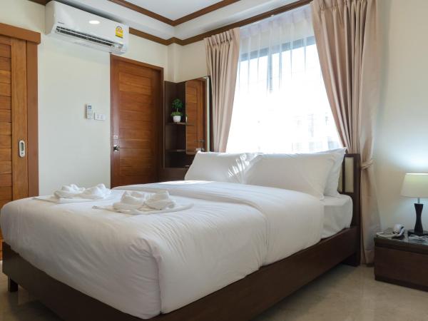 Suthep Home & Hostel : photo 2 de la chambre chambre supérieure avec fenêtre