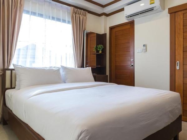 Suthep Home & Hostel : photo 3 de la chambre chambre supérieure avec fenêtre