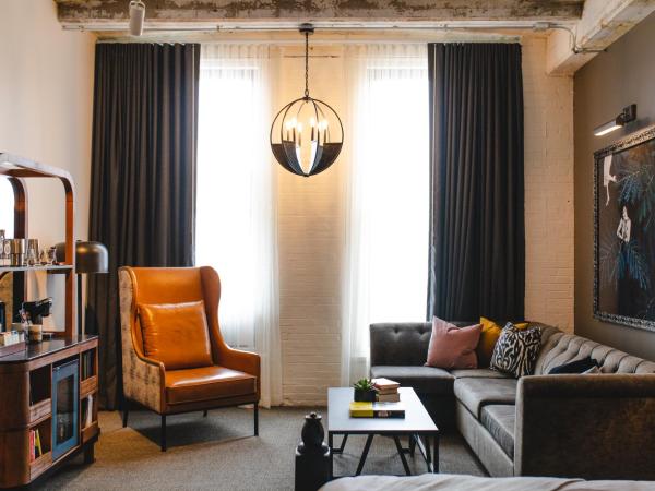 The Last Hotel : photo 2 de la chambre suite junior avec canapé-lit