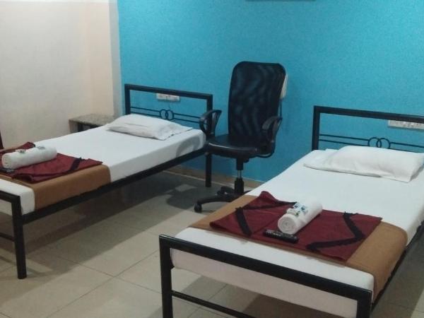 Deccan Comforts : photo 3 de la chambre classic triple room with ac