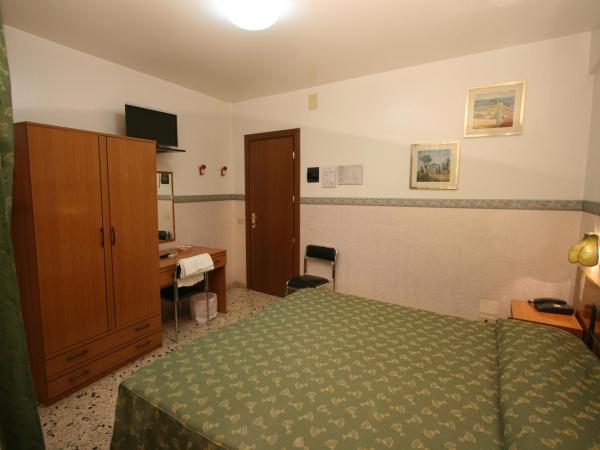 Hotel Cortese : photo 3 de la chambre chambre double ou lits jumeaux avec salle de bains commune