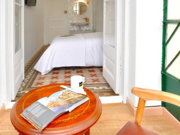 Hostal Girona : photo 1 de la chambre chambre double ou lits jumeaux avec balcon et salle de bains commune