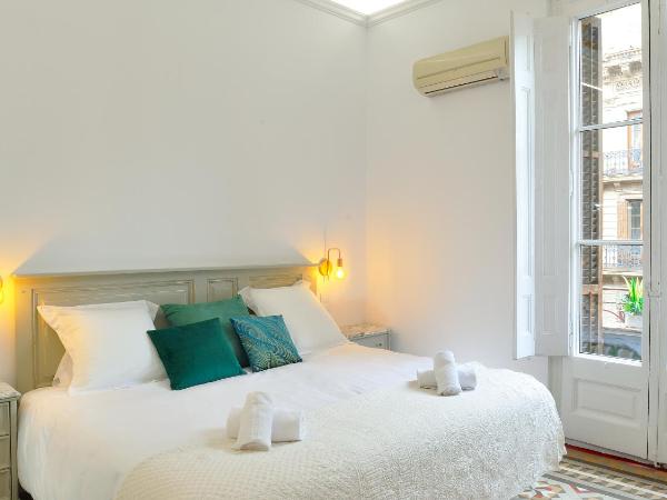 Hostal Girona : photo 5 de la chambre chambre double ou lits jumeaux avec balcon et salle de bains commune