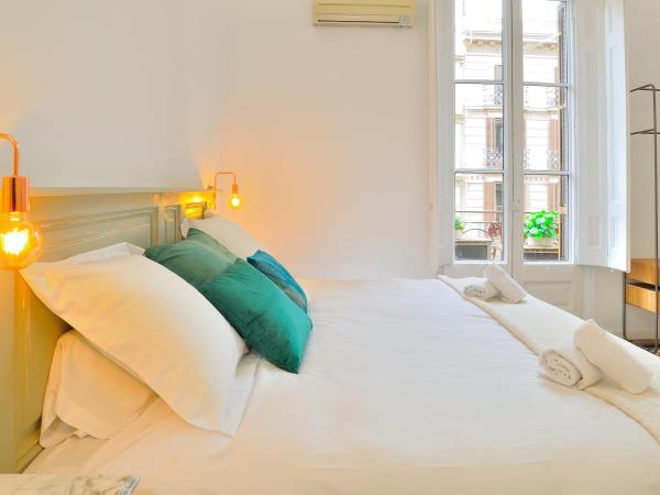 Hostal Girona : photo 2 de la chambre chambre double ou lits jumeaux avec balcon et salle de bains commune