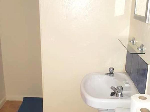 Tudor Rose Hotel : photo 2 de la chambre chambre triple avec salle de bains privative