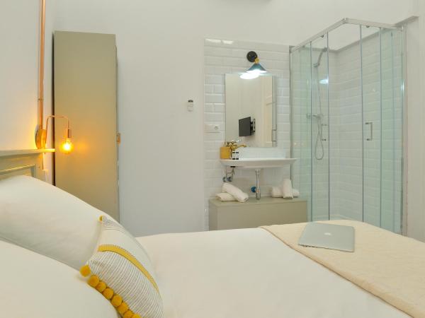 Hostal Girona : photo 6 de la chambre chambre double ou lits jumeaux Économique avec salle de bains commune