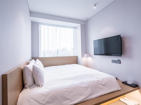 Patio 7 : photo 8 de la chambre hébergement lit king-size centre-ville