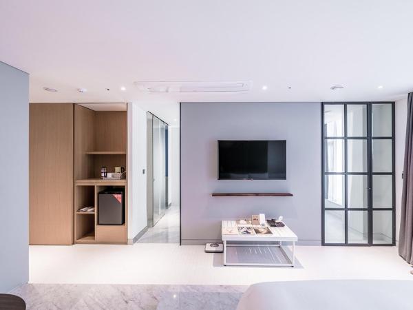 Patio 7 : photo 10 de la chambre suite avec balcon