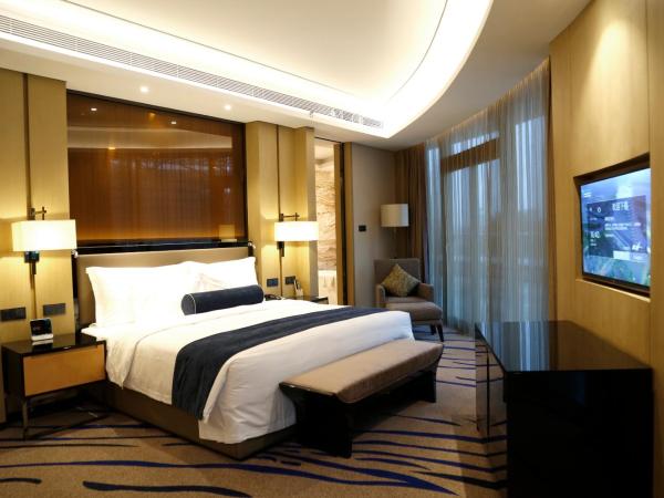 Wyndham Chongqing Yuelai : photo 2 de la chambre suite lit king-size