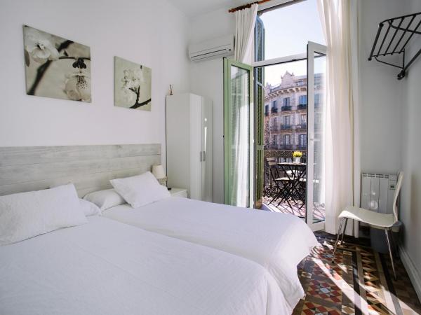 Hostal Eixample : photo 2 de la chambre chambre double ou lits jumeaux avec balcon et salle de bains privative
