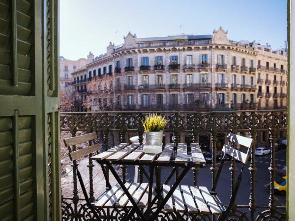 Hostal Eixample : photo 8 de la chambre large exterior double room with private bathroom and balcony