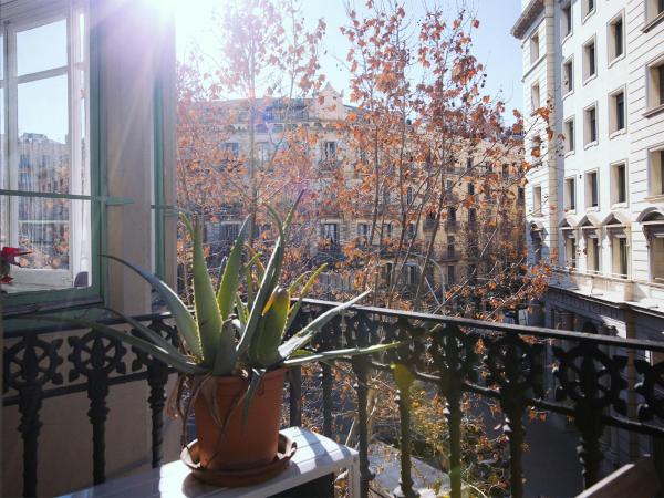 Hostal Eixample : photo 10 de la chambre chambre double ou lits jumeaux avec balcon et salle de bains privative