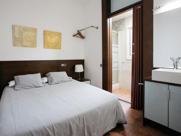 Hostal Eixample : photo 5 de la chambre chambre double intérieure avec salle de bains privative 