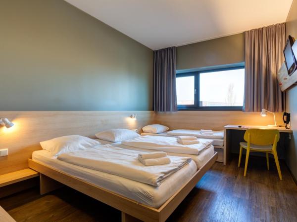 MEININGER Hotel Berlin Airport : photo 2 de la chambre chambre triple