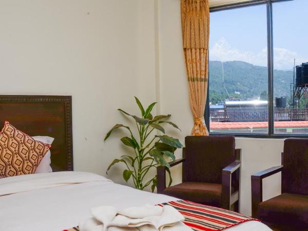 Hotel Admire Pokhara Pvt. Ltd. : photo 8 de la chambre chambre lit king-size - vue sur montagne