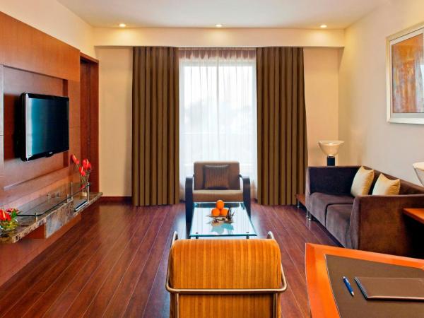 Radisson Blu Plaza Delhi Airport : photo 8 de la chambre deluxe suite with airport transfers, happy hours 03:00 pm to 06:00 pm -1+1, 20% discount on food & beverage and free pick up and drop to worldmark aerocity (subject to car availability)