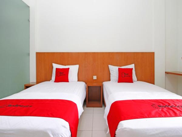 RedDoorz @ Turangga Sari : photo 1 de la chambre chambre lits jumeaux