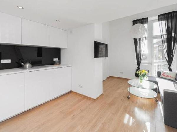 2 Nights Apartments - great location, right next to Main Rail and Bus Station, 10 min to Main Square by foot : photo 2 de la chambre appartement avec balcon