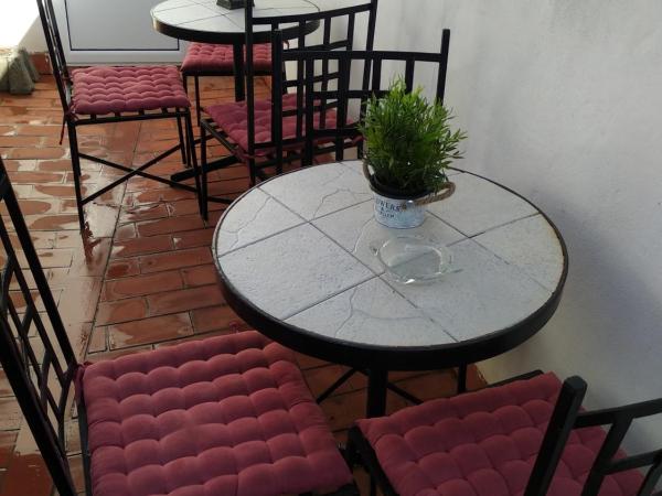 Pensión Los Arcos : photo 6 de la chambre chambre double avec lit d'appoint et accès salle de bains commune