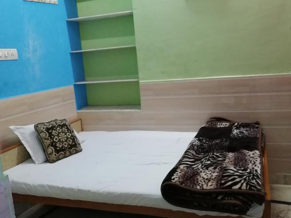 Royal Heritage Guest House : photo 1 de la chambre chambre simple avec salle de bains privative