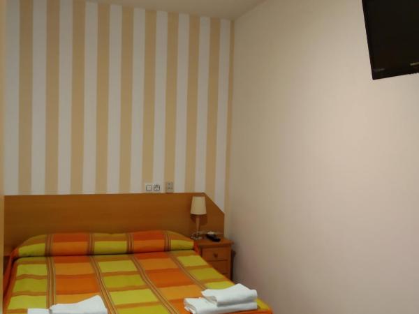 Pension Dominguez : photo 1 de la chambre chambre simple avec salle de bains