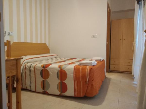 Pension Dominguez : photo 2 de la chambre chambre simple avec salle de bains