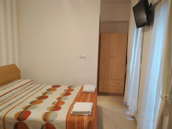 Pension Dominguez : photo 4 de la chambre chambre simple avec salle de bains