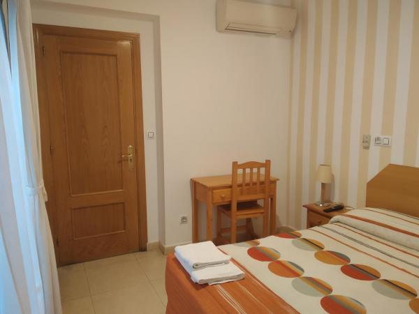 Pension Dominguez : photo 5 de la chambre chambre simple avec salle de bains