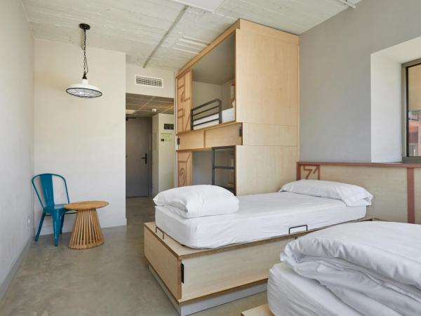 Unite Hostel Barcelona : photo 2 de la chambre chambre quadruple avec salle de bains privative