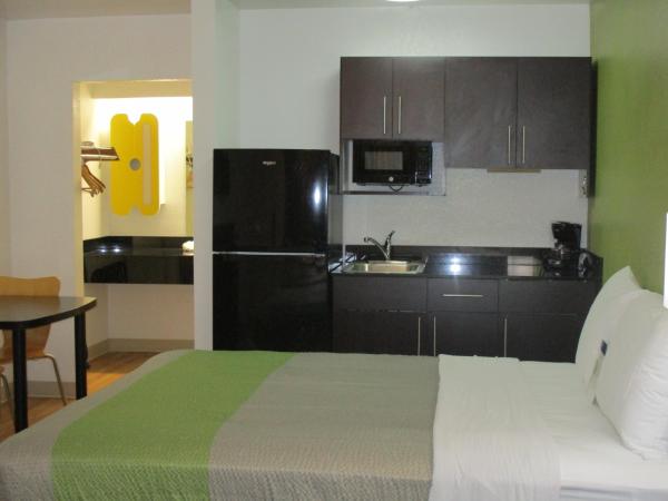 Studio 6 Colorado Springs, Colorado - Air Force Academy : photo 1 de la chambre chambre lit king-size deluxe - non-fumeurs 